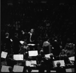 8780-1 Dirigent Piet Struijk in actie tijdens een concert.