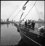 8781-2 Bemanning op het voordek van het 25.000ste schip in 1966 in Rotterdam, de driemastschoener Aar uit Hamburg in de ...