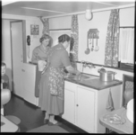 881-1 Keukeninterieur van een binnenvaartschip en twee dames aan het werk.