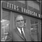 8828 Schoolhoofd J.J. van Bree voor de ingang van de Titus Brandsma ULO in Zuidwijk.
