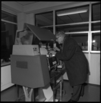 8838-1 Burgemeester Thomassen bekijkt het binnenste van een printcomputer bij de opening van het nieuwe kantoor van de ...