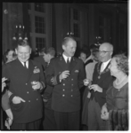 885 Schout bij nacht W.S. Butts, commandant van het Amerikaanse smaldeel dat Rotterdam bezoekt, wordt ontvangen op het ...