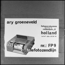 8856 Een door Ary Groeneveld naar alle relaties verzonden kaart waarin hij de door hem aangeschafte fotozender presenteert.