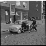 891-1 Geënsceneerd voorbeeld uit de praktijk: een bromfietser wordt gehinderd door een automobilist die een autoportier ...