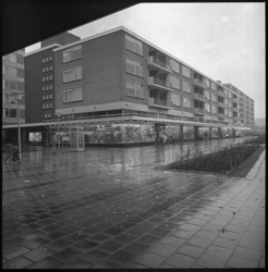8925-2 Winkelcentrum in het Lage Land bij het Jacob van Campenplein in de Alexanderpolder.