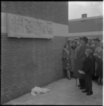 894 Tegen de muur van pas gereedgekomen woningen op de hoek van de Ooltgensplaatweg en Slinge is een gedenksteen ...