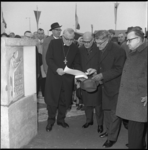 8941-2 Burgemeester Wim Thomassen (2e v.r.) en anderen staan bij reliëf in beton en bekijken oorkonde bij het zgn. ...