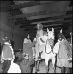 8949-3 Mr. J. Heusdens, burgemeester van Vlaardingen en directeur Beneluxtunnel NV, ontmoet Sinterklaas met zijn paard ...