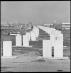 8956 Betonnen draagkolommen bij de aanleg van viaduct rijksweg A20.