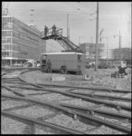 8959-1 Onderhoudswagen voor de bovenleiding van de tram op het knooppunt Hofplein. Rechts scholencomplex Technikon en ...