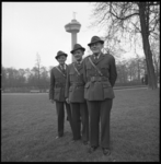 8994 Parkwachters in nieuwe uniformen, opgesteld in het Park met de Euromast op de achtergrond. Van links naar rechts: ...