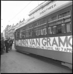 8995-3 Speciale tram, opgesteld in de Witte de Withstraat, om het gezelschap met wethouder Nancy Zeelenberg (met ...