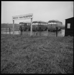 9002-1 Afgedankte stadsautobussen van de RET staan opgesteld op terrein van voetbalclub RKVV 'Van Nispen' in De Zilk.