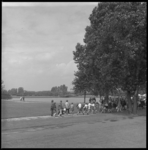 9008 Groepen wandelende mensen in het Zuiderpark tijdens de Jeugdwandelvierdaagse.