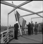 9035-2 De vlag op het Duitse schip ms. Seven Seas wordt gestreken na de overdracht aan Stichting Studentenhuisvesting ...