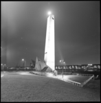 9088 Monument voor gevallenen op de koopvaardijvloot in de Tweede Wereldoorlog, 'De Boeg' aan de Boompjes, in avondlicht.