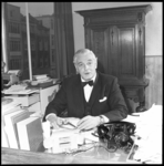 9092-2 Mr. A. Stempels, hoofdredacteur van NRC, in zijn werkkamer aan de Witte de Withstraat.