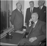917 Hoofddirecteur algemene zaken en radio van de PTT, Ir. A.J. Ehnle is aan het telefoneren met de 'Statendam' en zo ...
