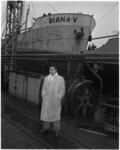 925-2 De kustvaarder 'Diana V' na een brand bij scheepswerf Vuyk te Capelle aan den IJssel. Op de voorgrond I.M. ...