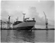 926 Bij C. van der Giessen en Zonen's Scheepswerven N.V. wordt het motorvrachtschip Island Skipper te water gelaten.