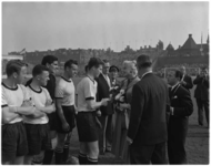 933-1 Filmster Jayne Mansfield wordt begroet door DOS-spelers in het Sparta-stadion. Derde van links DOS-keeper Frans ...