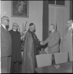 94-1 Mgr. J.H. Niekel (midden) wordt gefeliciteerd ter gelegenheid van zijn 40-jarig priesterschap.