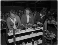 940-2 Bloemschikkende deelneemsters aan de wedstrijd 'Wie is de Beste Huisvrouw van de Femina 1957?'