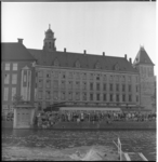 96 Waterpolowedstrijd in de Delftsevaart aan het Haagseveer; op de achtergrond het Stadhuis.