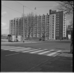 979-2 De in aanbouw zijnde RVS-flat voor alleenstaande vrouwen, gefotografeerd vanaf de Beukelsdijk hoek Heemraadssingel.