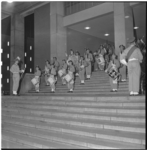 982-1 Taptoe op de trappen van het Beursgebouw door muziekkorpsen van het Veteranen Legioen Nederland.