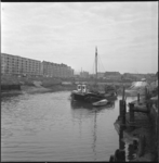998 Gezonken scheepje in Haringvliet weer boven water. Op de achtergrond: flats aan de Groenendaal (links); Oostplein ...