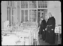 2008-2786-3 Bezoek van enkele Rooms Katholieke geestelijken aan de kinderafdeling van het Sint-Franciscus Gasthuis aan ...