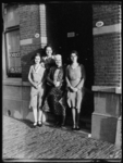 2008-2813-5 Vier vrouwen in de portiek van L. Philip privaat-docent boekhouden aan de Hoevestraat 20a.