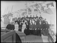 2008-801-1 Pastoors en kloosterzusters tijdens een rondvaart met de Spido. Op de achtergrond het vliegdekschip de Karel ...