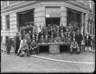 2008-804-2 Groepsfoto van postduivenvereniging 't Westen, opgericht in 1933, voor café Union aan de Coolsestraat. Met ...