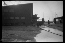 530202-14 Schade in de fabrieken van Unilever in Vlaardingen na de watersnood. Mannen pompen water weg uit de fabriek.