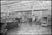 530202-22 Schade in de fabrieken van Unilever in Vlaardingen na de watersnood. In een onder water gelopen ruimte liggen ...