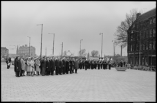 650508-11 Kranslegging bij het Mariniersmonument aan het Oostplein. Uit een serie van 54 foto's over het vierde ...
