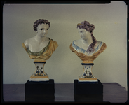 690801-03 Twee bustes in het Historisch Museum.