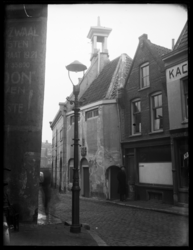 R-1917 Zakkendragershuisje in de Voorstraat van Delfshaven, voordat het werd gerestaureerd. Rechts een gebouw met het ...