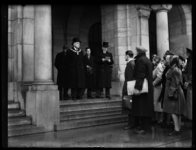R-1948 Burgemeester P.J. Oud ontvangt een delegatie bij de ingang van het stadhuis.