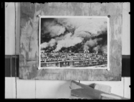 R-1952 Reproductie van foto van Rotterdam in brand na het bombardement, gezien vanuit Blijdorp.