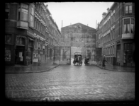 R-1961 Een paard met wagen rijdt door een nagebouwde Delftse Poort in de Hendrick Sorchstraat. Links een groentewinkel. ...