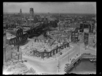 R-1962 Overzicht vanaf het Witte Huis na het bombardement. Links het zwaar beschadigde station Beurs en de Oude Haven. ...