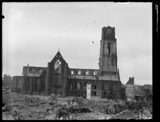 R-1968 Tussen het puin van gebouwen rondom staat een zwaar beschadigde Laurenskerk.