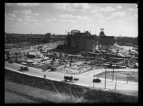 R-1974 Nieuwbouw van bankgebouwen aan de Blaak. Op de achtergrond links rijden trams en loopt de spoorlijn naar station ...