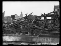 R-1986 Verwrongen stalen balken na het bombardement bij het gebouw van het Rotterdamsch Nieuwsblad aan de Schiekade en ...