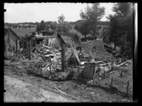 R-1993 Puinhopen bij een waarschijnlijk door oorlogshandelingen vernielde woning. Op de achtergrond is een polder zichtbaar.