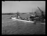 R-2027 De terugkeer van het fregat Tjerk Hiddes op 1 oktober 1949 uit Indonesië. Op de achtergrond dwars op de ...