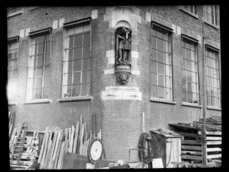 R-3706 Beeld van Willem II met krans om het hoofd aan de gevel van bankgebouw Mees & Hope aan de Blaak.